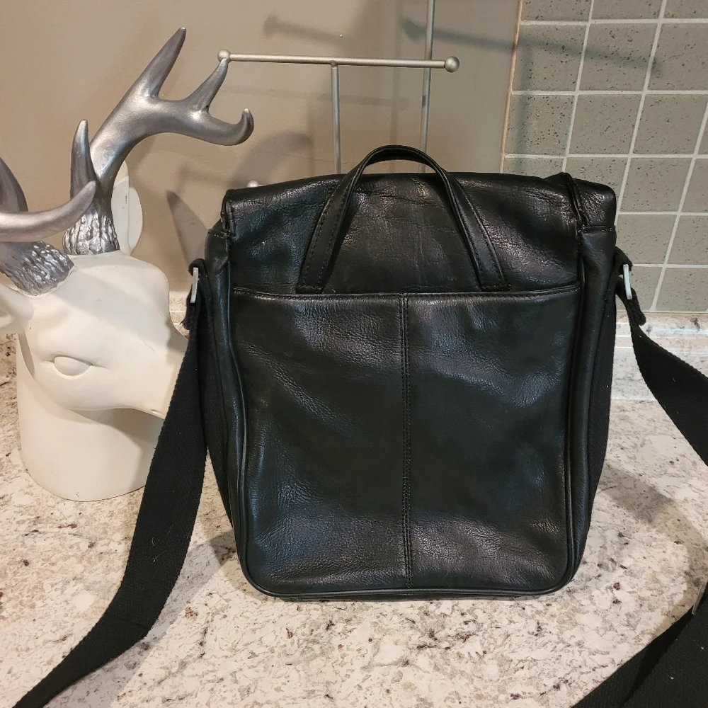 💚CLEARANCE💚 Pelle Studio Leather Book/Messenger Bag